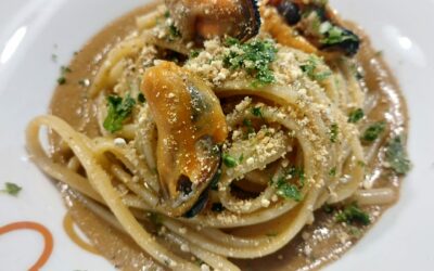 Linguine in crema di cozze e pangrattato alle erbette mediterranee